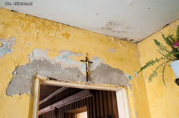 Matka nie chce ich znać, babcia wychowuje. Pomóżmy wyremontować dom dla Wiktora i Bartka