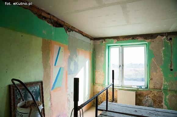 Matka nie chce ich znać, babcia wychowuje. Pomóżmy wyremontować dom dla Wiktora i Bartka