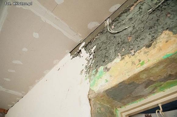 Matka nie chce ich znać, babcia wychowuje. Pomóżmy wyremontować dom dla Wiktora i Bartka