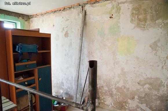 Matka nie chce ich znać, babcia wychowuje. Pomóżmy wyremontować dom dla Wiktora i Bartka