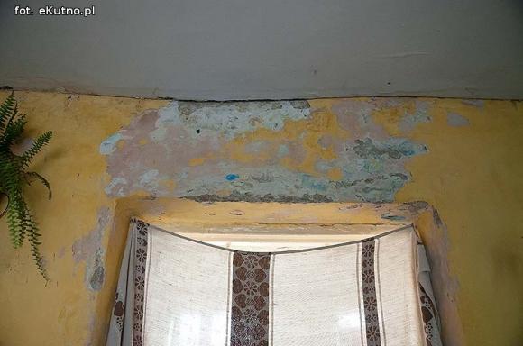 Matka nie chce ich znać, babcia wychowuje. Pomóżmy wyremontować dom dla Wiktora i Bartka