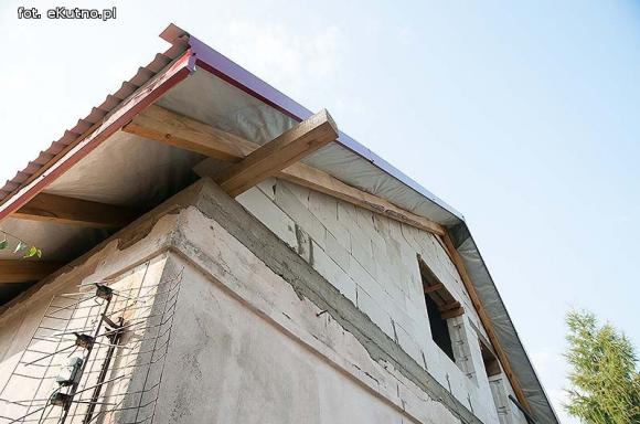 Matka nie chce ich znać, babcia wychowuje. Pomóżmy wyremontować dom dla Wiktora i Bartka