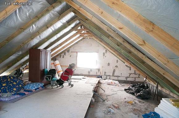 Matka nie chce ich znać, babcia wychowuje. Pomóżmy wyremontować dom dla Wiktora i Bartka