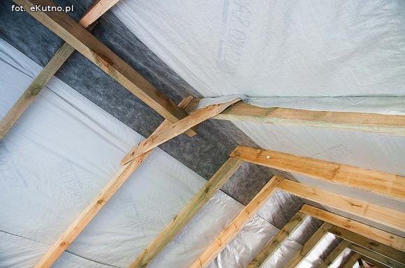 Matka nie chce ich znać, babcia wychowuje. Pomóżmy wyremontować dom dla Wiktora i Bartka