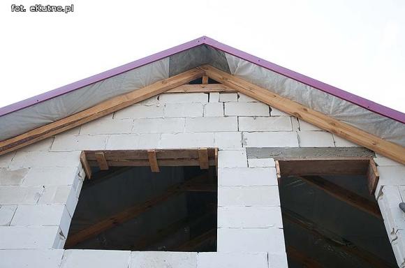 Matka nie chce ich znać, babcia wychowuje. Pomóżmy wyremontować dom dla Wiktora i Bartka