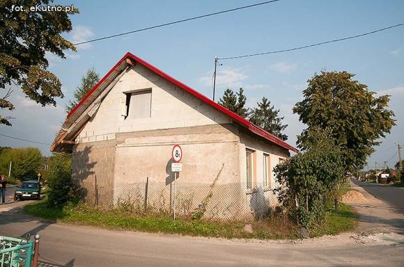 Matka nie chce ich znać, babcia wychowuje. Pomóżmy wyremontować dom dla Wiktora i Bartka