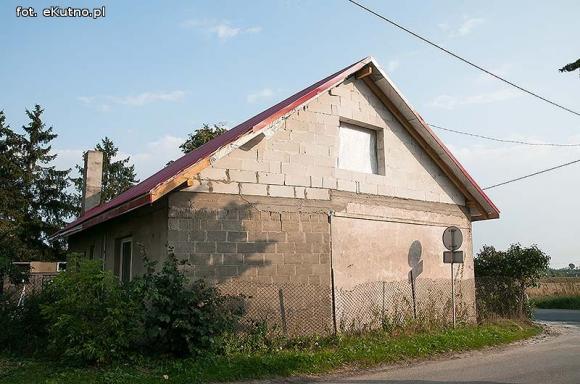 Matka nie chce ich znać, babcia wychowuje. Pomóżmy wyremontować dom dla Wiktora i Bartka