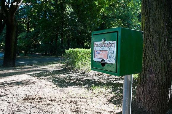 Czytelnicy pytają: Dlaczego nie ma torebek na kupy w dystrybutorach?