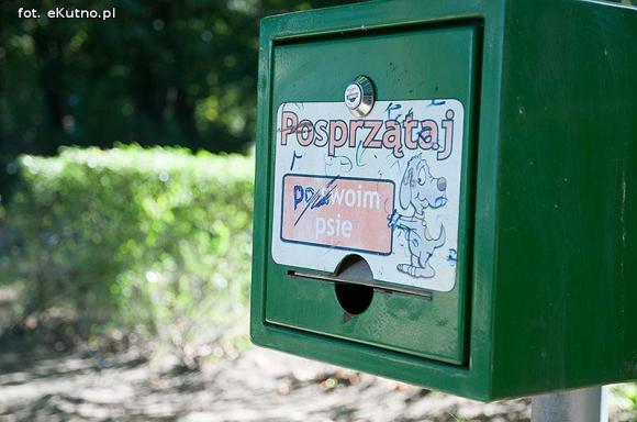 Czytelnicy pytają: Dlaczego nie ma torebek na kupy w dystrybutorach?