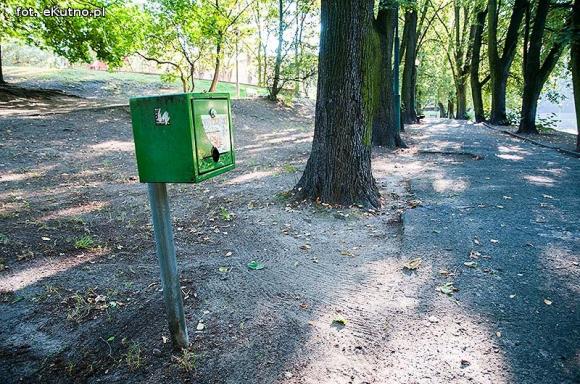 Czytelnicy pytają: Dlaczego nie ma torebek na kupy w dystrybutorach?