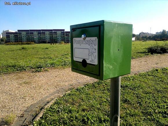 Czytelnicy pytają: Dlaczego nie ma torebek na kupy w dystrybutorach?