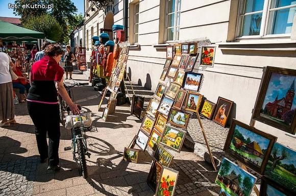 Wędliny, wypieki i piwo. Jarmark różany trwa