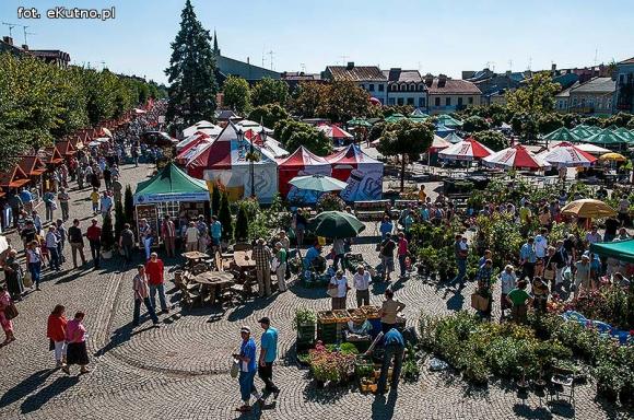 Wędliny, wypieki i piwo. Jarmark różany trwa