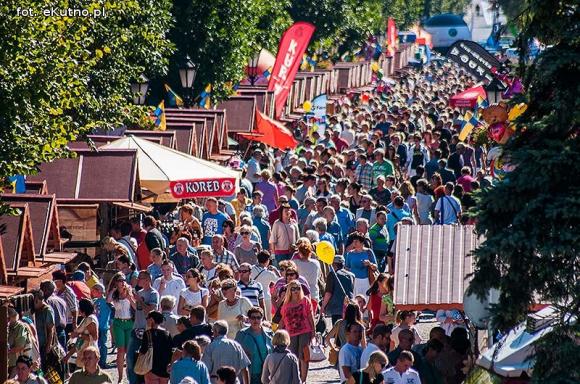 Wędliny, wypieki i piwo. Jarmark różany trwa