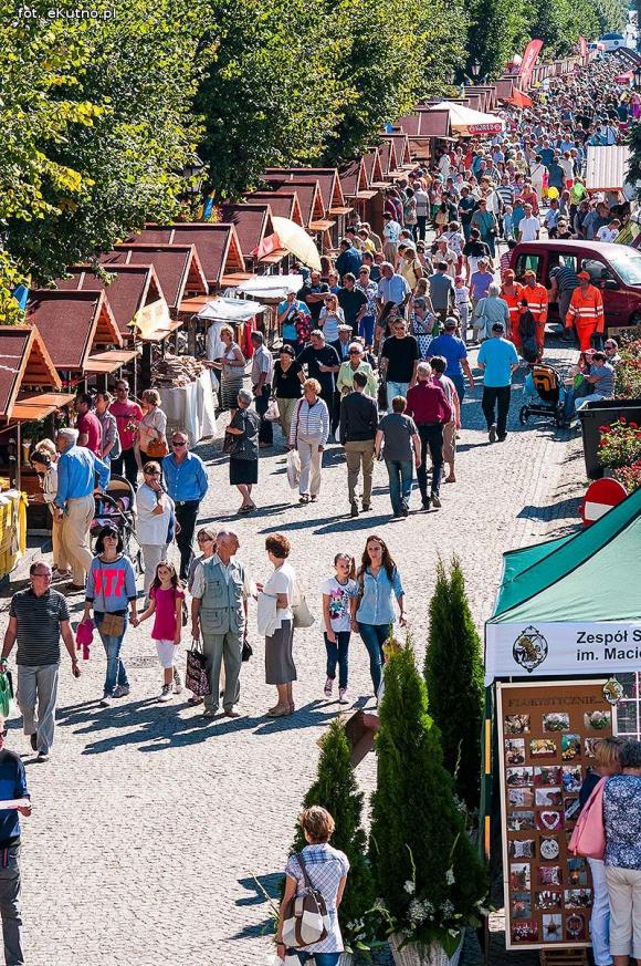 Wędliny, wypieki i piwo. Jarmark różany trwa