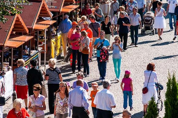 Wędliny, wypieki i piwo. Jarmark różany trwa