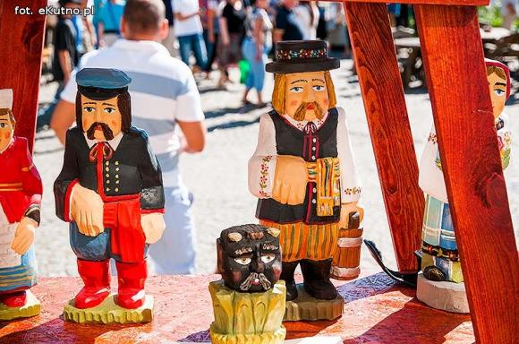 Wędliny, wypieki i piwo. Jarmark różany trwa