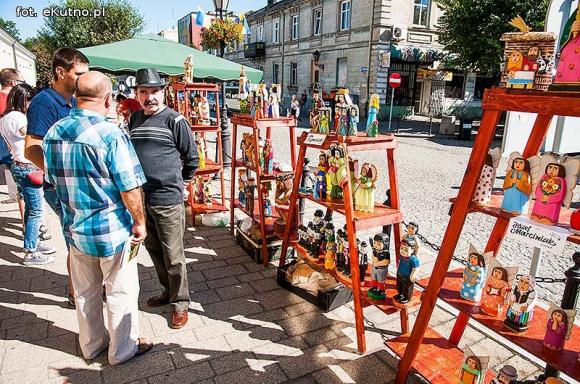 Wędliny, wypieki i piwo. Jarmark różany trwa