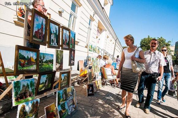Wędliny, wypieki i piwo. Jarmark różany trwa