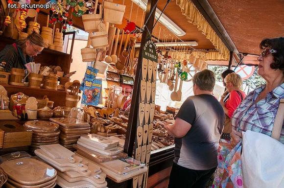 Wędliny, wypieki i piwo. Jarmark różany trwa