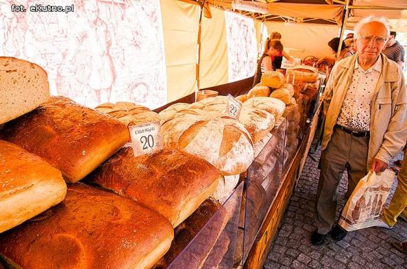 Wędliny, wypieki i piwo. Jarmark różany trwa