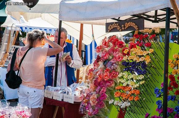 Wędliny, wypieki i piwo. Jarmark różany trwa