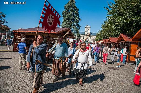 Wędliny, wypieki i piwo. Jarmark różany trwa