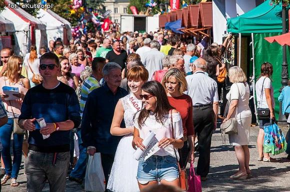 Wędliny, wypieki i piwo. Jarmark różany trwa