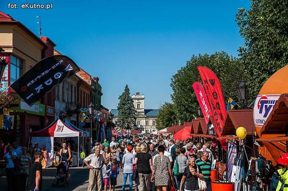 Wędliny, wypieki i piwo. Jarmark różany trwa