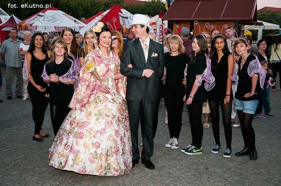 Pachnące róże i motyle na wystawie 