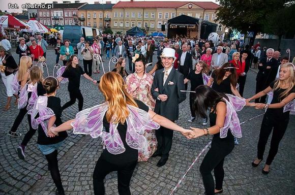 Pachnące róże i motyle na wystawie 