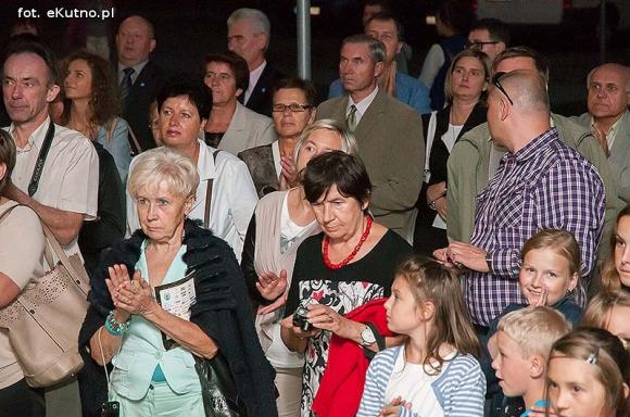 Pachnące róże i motyle na wystawie 