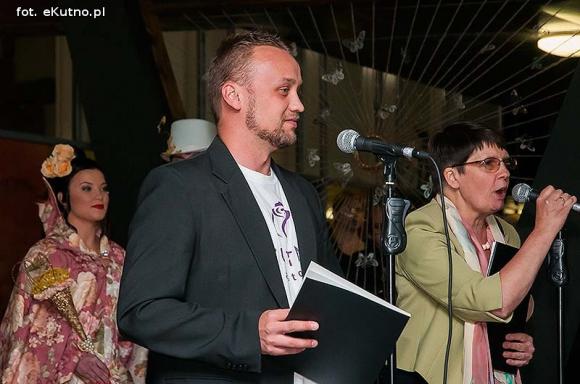 Pachnące róże i motyle na wystawie 