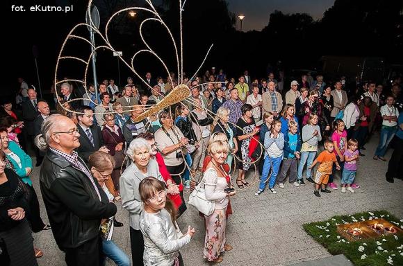 Pachnące róże i motyle na wystawie 