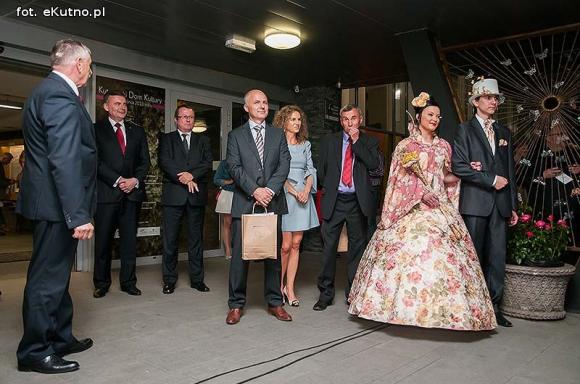 Pachnące róże i motyle na wystawie 