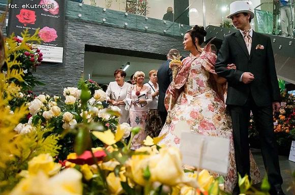 Pachnące róże i motyle na wystawie 