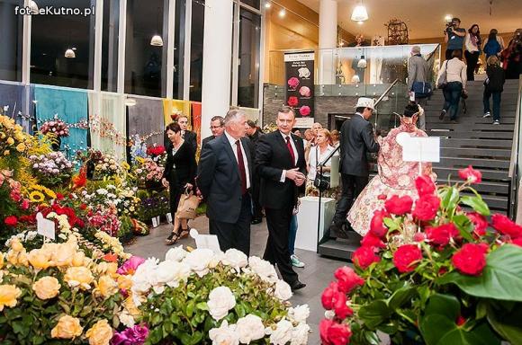 Pachnące róże i motyle na wystawie 