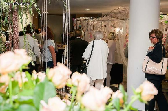 Pachnące róże i motyle na wystawie 