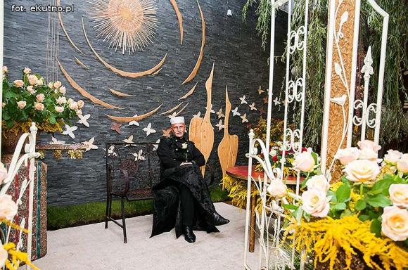 Pachnące róże i motyle na wystawie 