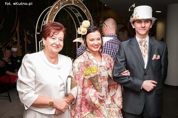 Pachnące róże i motyle na wystawie 