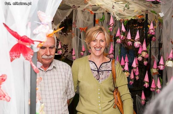 Pachnące róże i motyle na wystawie 