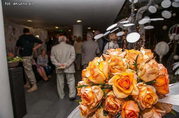 Pachnące róże i motyle na wystawie 