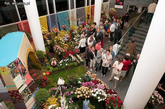 Pachnące róże i motyle na wystawie 