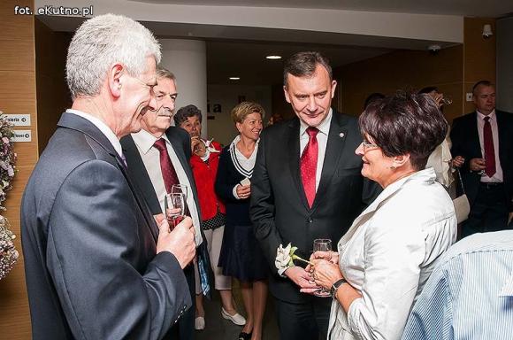 Pachnące róże i motyle na wystawie 