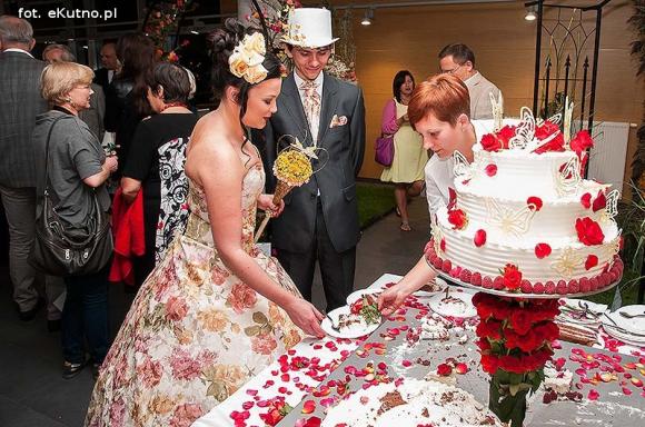 Pachnące róże i motyle na wystawie 