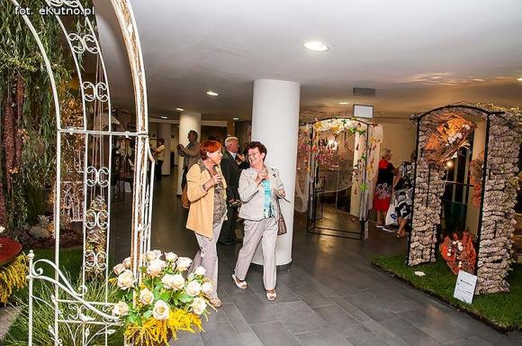 Pachnące róże i motyle na wystawie 