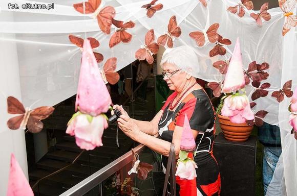 Pachnące róże i motyle na wystawie 