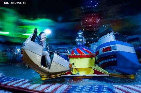 Wieczorne szaleństwa w lunaparku