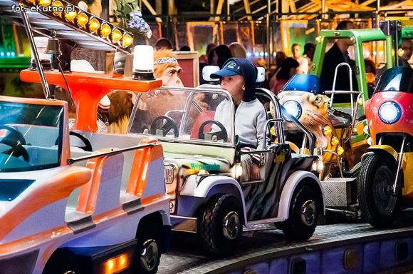 Wieczorne szaleństwa w lunaparku