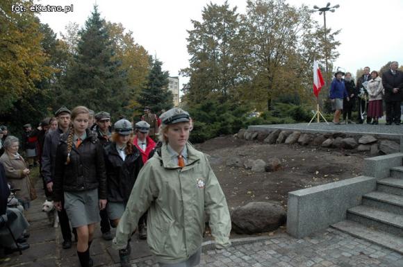 Odsłonięcie odnowionego Pomnika Poległych Harcerek i Harcerzy